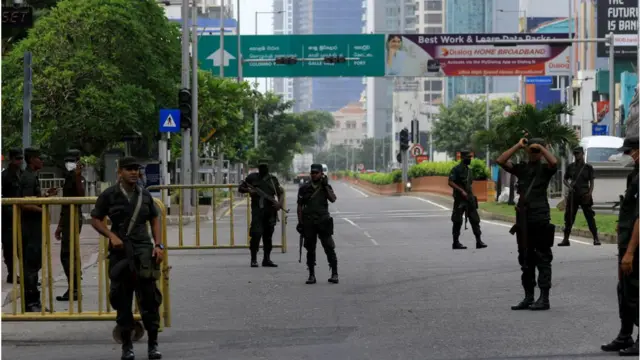 রাস্তায় নেমেছে সেনাবাহিনী।