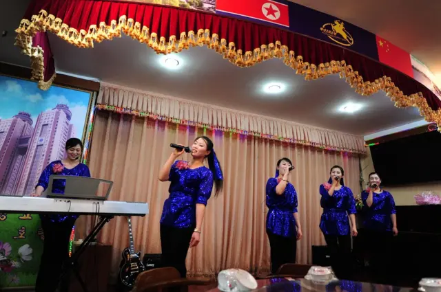 중국 단둥의 북한 식당에서 공연하는 북한 여성