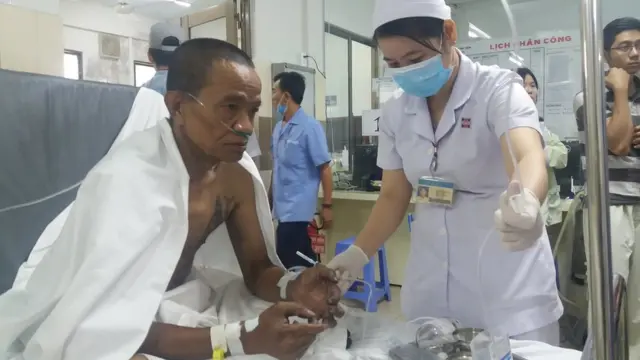 Một nạn nhân từ đám cháy đang được điều trị tại bệnh viện hôm 23/3
