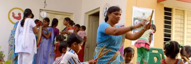 స్కూళ్లకు సెలవులు ఇచ్చినా అంగన్ వాడీ కేంద్రాలను నడుపుతున్నారని , ఇది తమకు అదనపు భారమని కార్యకర్తలు అంటున్నారు.