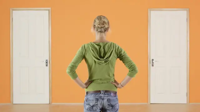 Femme devant deux portes identiques