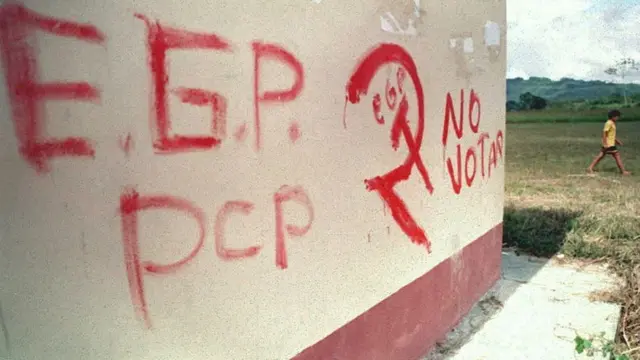 Pinta de Sendero Luminoso que conmina a la gente a no votar.