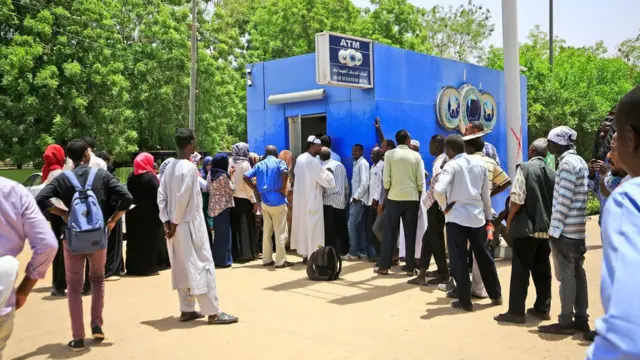Watu waliyopanga foleni ya kutoa pesa katika mtambo wa ATM mjini Khartoum, Sudan