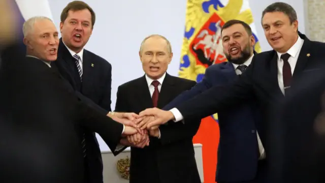 মস্কোতে এক অনুষ্ঠানে ইউক্রেনের বিচ্ছিন্নতাবাদী নেতাদের সাথে উল্লসিত প্রেসিডেন্ট পুতিন