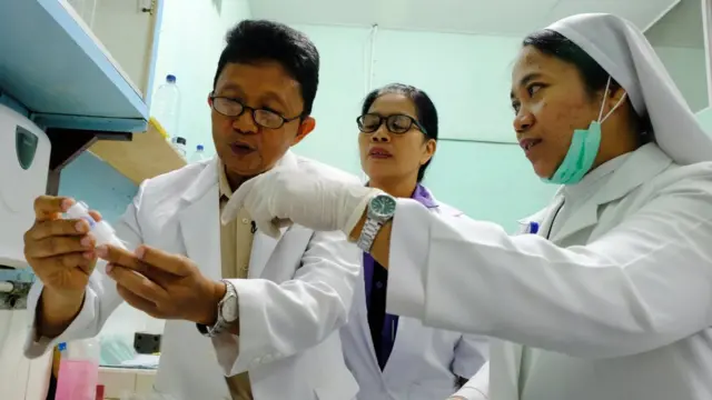 Josef Tuda dan petugas lab