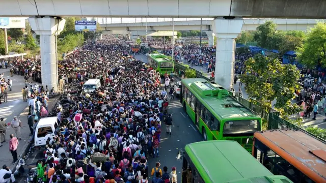 दिल्लीच्या आनंद विहार बस टर्मिनलवर अशी गर्दी होती