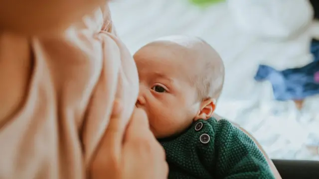 Mãe amamentando bebê