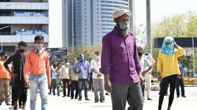 صف غذا در هند با رعایت فاصله امن