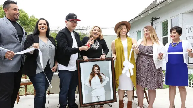 La familia de RIvera inaugura un refugio para mujeres en California en 2016 en su honor