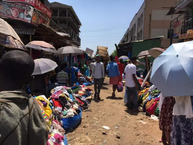 በባህር ዳር የገበያ ቦታ እንደዚህ ቀደሙ የሰው ቁጥር በብዛት ባይኖርም የበዓል ግብይቱ ግን ሞቅ ብሏል። በከተማዋ የፊት እና የአፍንጫ መሸፈኛ ጭንብል ያደረጉ ሰዎች ቁጥር ከፍ ቢልም በተለይ ነጋዴዎች ይህንን ሲያደርጉ ብዙም አይስተዋልም።