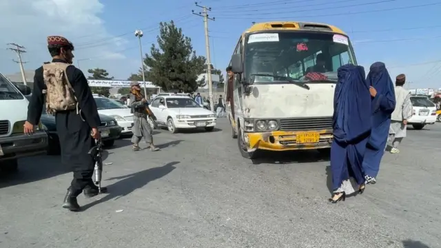 Milicianos talibanes patrullan las calles de Kabul