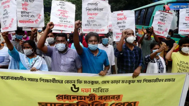 শিক্ষার্থী স্কুল ও কলেজের টিউশন ফি মওকুফ ও কমানোর দাবিতে বিক্ষোভ করেছেন