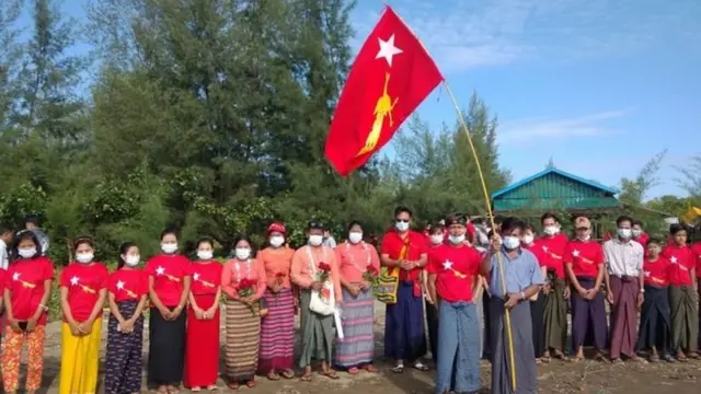 တောင်ကုတ်က ပြိုင်မယ့် ကိုယ်စားလှယ်လောင်းတချို့ကတော့ ပြိုင်ဘက်တွေအဖမ်းခံထားရတဲ့အခြေအနေမှာ ယှဉ်ပြိုင်ရတဲ့အတွက် စိတ်မသန့်ဘူးလို့ ပြောပါတယ်။