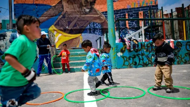 Niños jugando en un patio escolar