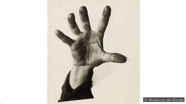 哈特菲尔德在德国共产党宣传部工作时创作了他标志性竞选海报《五指有手》(1928)