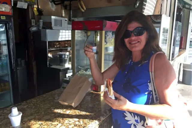 Yamilet Hernández con su café y pastel de guayaba.