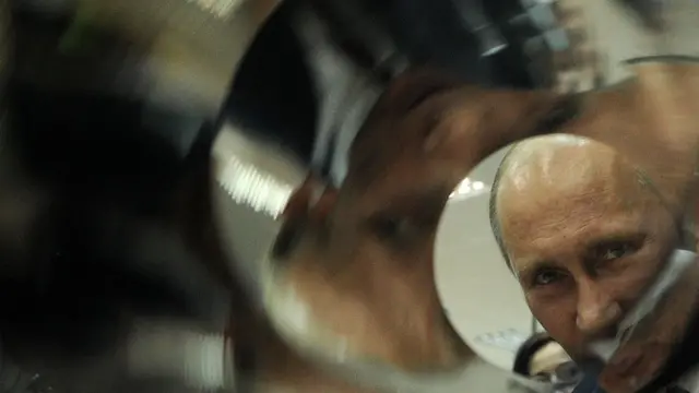 Путин во время визита в РФЯЦ-ВНИИЭФ в городе Сарове, где работали погибшие ученые-ядерщики