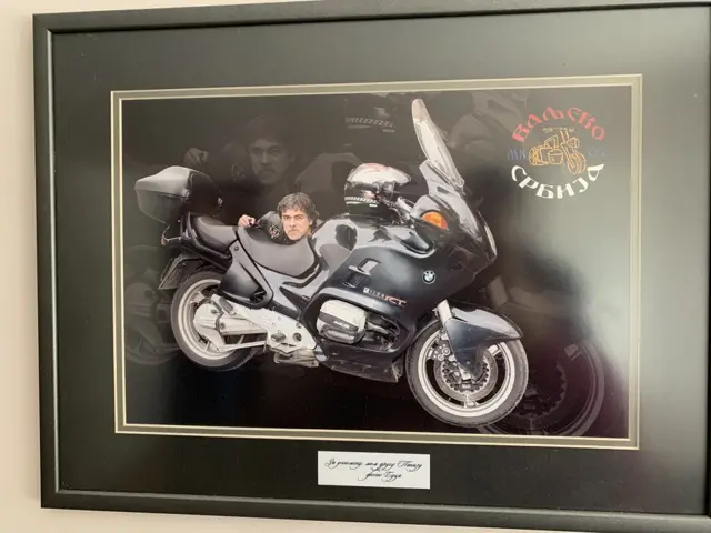 Uramljenu sliku sa omiljenim motorom Saša Pakević je držao na zidu porodičnog stana u Valjevu i još tamo stoji