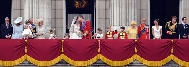 O príncipe William da Grã-Bretanha beija sua esposa Kate, duquesa de Cambridge, na varanda do Palácio de Buckingham, após a cerimônia de casamento em Londres, no dia 29 de abril de 2011