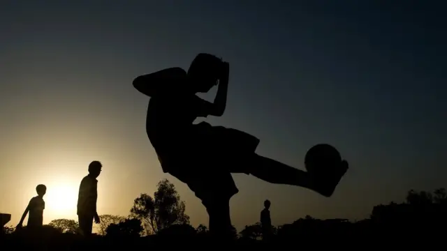 खेलते बच्चे