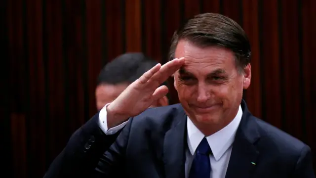 Jair Bolsonaro faz cumprimento militar