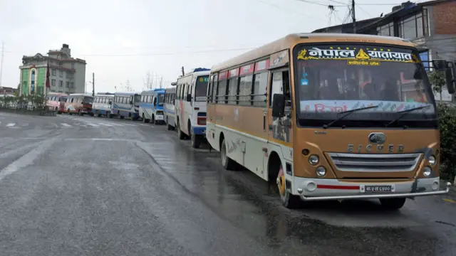 काठमाण्डूमा अलपत्र नागरिकहरूको उद्धारका लागि काभ्रेको धुलिखेलमा तयार राखिएका बसहरू