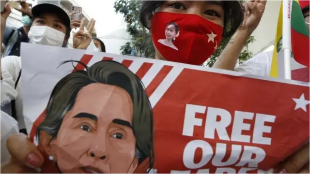 বিক্ষোভকারীরা অং সান সুচির মুক্তি দাবি করছে