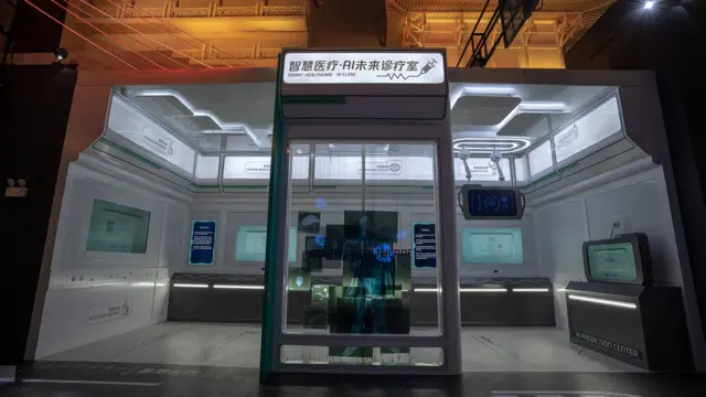 在AI诊疗室，人们可以通过智能体态评估技术分析自己的健康。患者还将得到一份智能诊断报告，实时掌握健康状况。