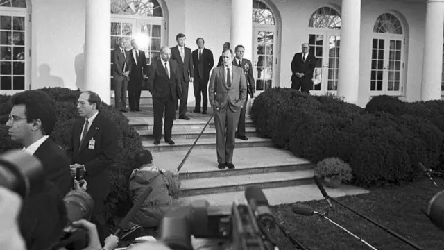 প্রথম উপসাগরীয় যুদ্ধের পক্ষে জনমত তৈরিতে মিথ্যাচারের অনেক অভিযোগ রয়েছে প্রেসিডেন্ট জর্জ বুশের (সিনিয়র) বিরুদ্ধে