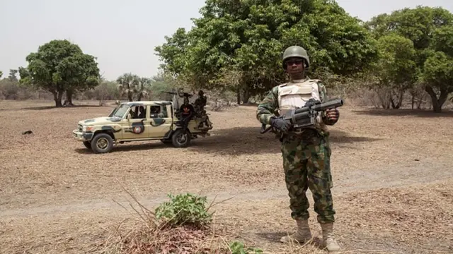 Des militaires nigérians en faction dans la brousse de l'Etat du Borno