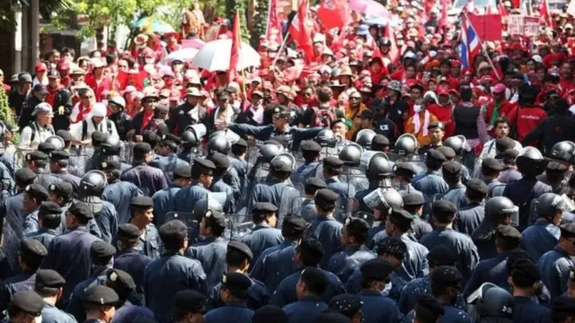 ตำรวจปราบจลาจลประจันหน้ากับคนเสื้อแดง เมื่อ 12 เม.ย. 2553