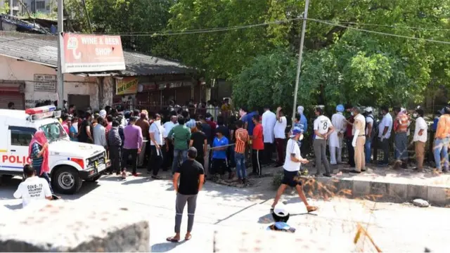 সোমবার মদের দোকান খোলার পর দিল্লিতে ক্রেতাদের লাইন