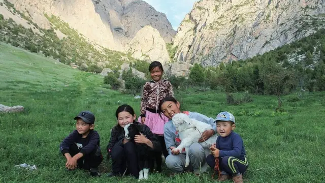 козу-улак кармап олтурган балдар