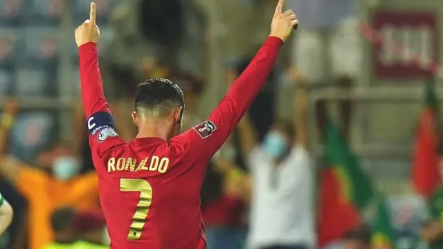 জার্সির নম্বরের সাথে মিলিয়ে পুরুষ আন্তর্জাতিক ফুটবলে সর্বোচ্চ গোলের মালিক রোনালদোকে যে 'সিআর সেভেন' বলা হতো,