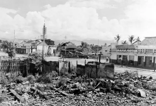 Kawasan orang-orang Tionghoa di Bandung yang terbakar, 1 Januari 1947.