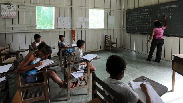 Sala de aula numa escola indígena próxima à Altamira, no Pará