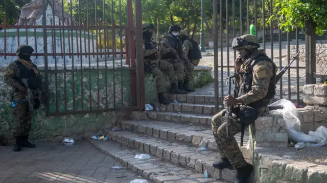 Военные около резиденции президента, на которую было совершено нападение