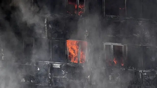 லண்டன் தீ விபத்து (புகைப்படத் தொகுப்பு)