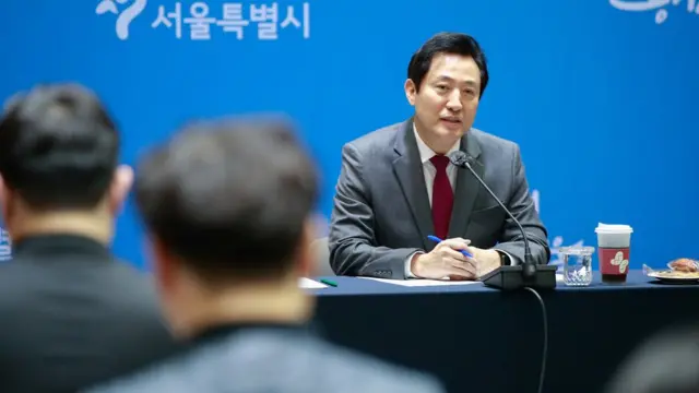 오세훈 서울시장이 30일 서울시청에서 열린 출입기자단 신년 기자간담회에서 취재진 질의에 답하고 있다