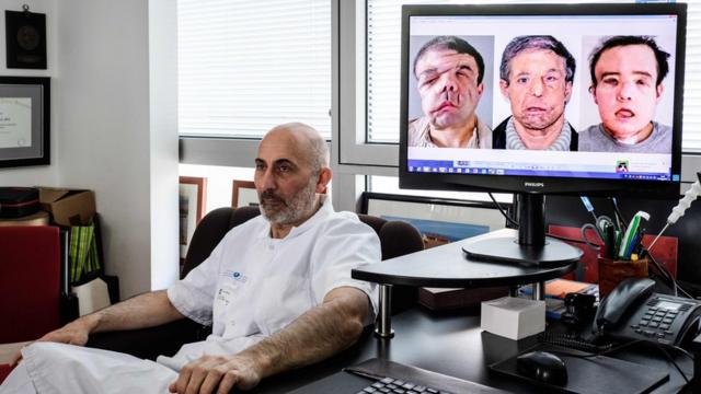 Профессор Ланьери на фоне экрана с лицом Жерома Амона