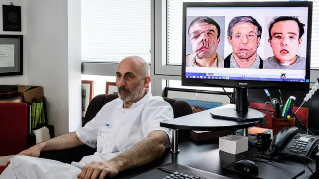 Профессор Ланьери на фоне экрана с лицом Жерома Амона