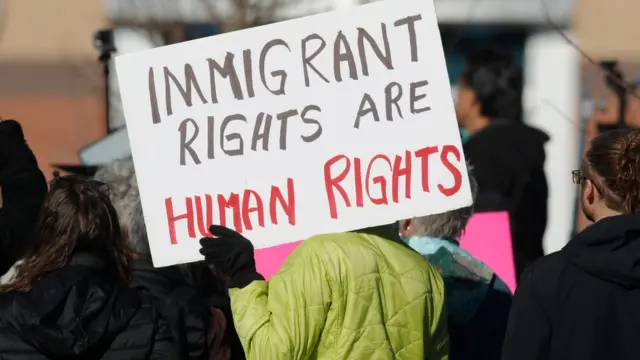 Cartel con el texto: "Los derechos de los inmigrantes son derechos humanos".