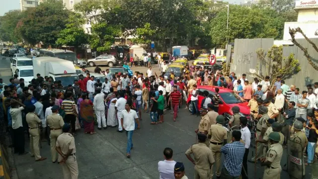 अँट्रीया मॉलजवळ सीफेसकडे जाणा-या रस्त्यावर रास्तारोको.