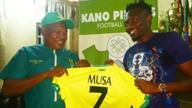 Shugaban kungiyar kwallon kafa ta Kano Pillars Surajo Lawal Jambul na mika wa Ahmed Musa igar 'yan kwallon mai lamba 7