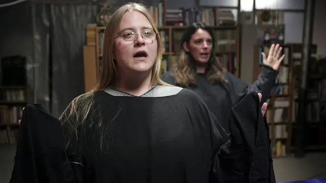 dos mujeres que practican brujería