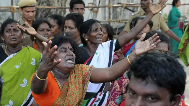 ஜெயலலிதாவின் மறைவின்போது உணர்ச்சிவயப்பட்ட நிலையில் பெண்கள் (கோப்புப்படம்)