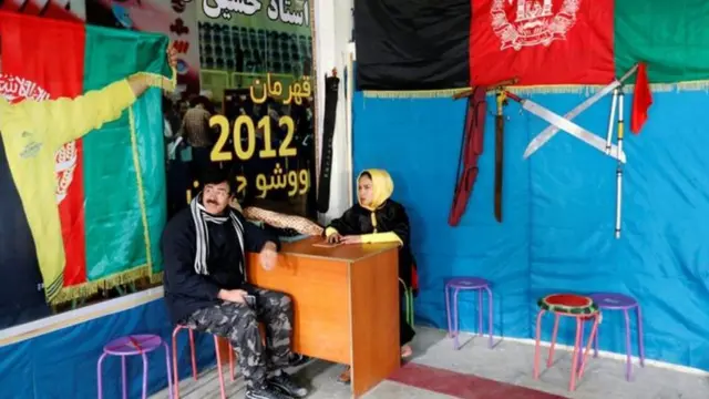 فتيات أفغانيات يمارس الوشو على قمة جبل بالعاصمة كابل