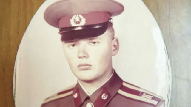 Литвиненко пропрацював майже 10 років в радянському КДБ, а потім у російській ФСБ, де дослужився до чину підполковника