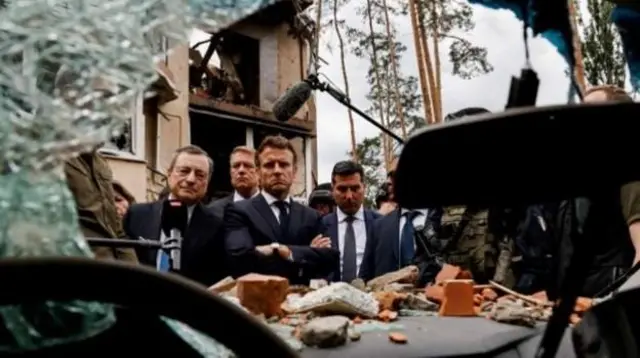 ประธานาธิบดีเอ็มมานูเอล มาครง ของฝรั่งเศส, นายกรัฐมนตรีมาริโอ ดรากี ของอิตาลี และประธานาธิบดีเคลาส์ โยฮานนิส เยือนเมืองเอียร์ปิน