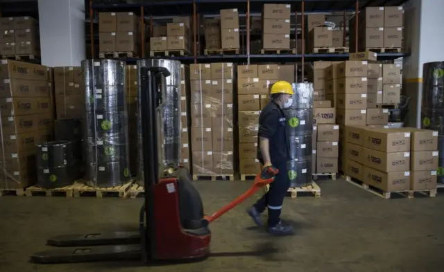 Hombre tira de un traspalé en una fábrica en Ankara, Turquía.